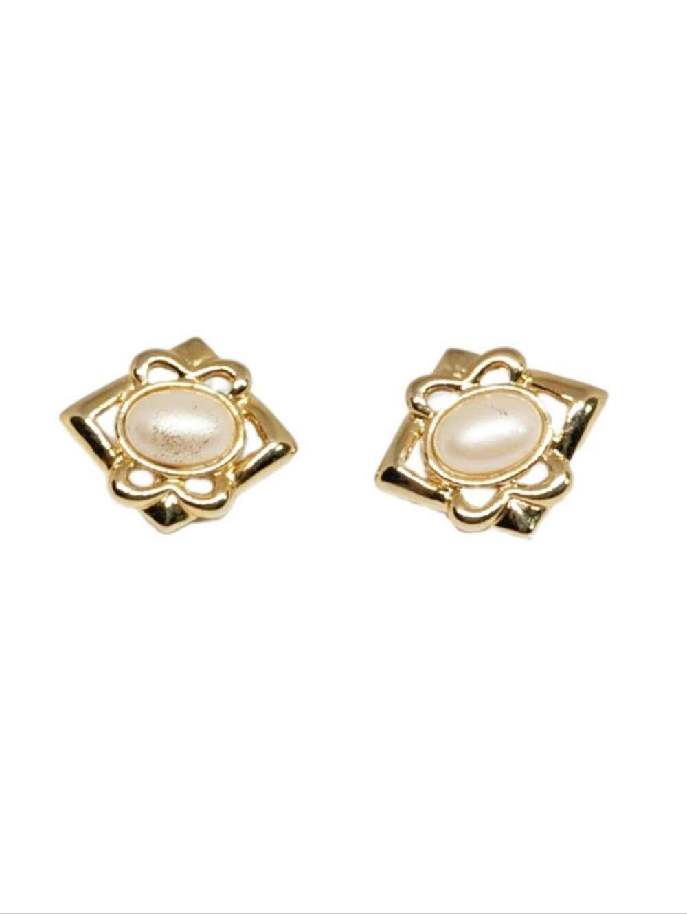 🙋 10/$20. Gold Tone Clip-on Earrings & Faux Pearls